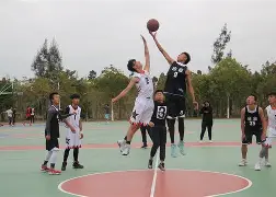 篮球巨星间激烈碰撞，赛场上燃烧激情